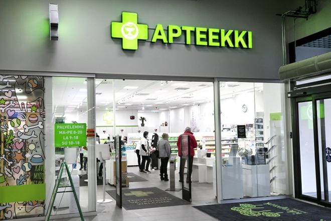 Seinäjoen Keskus-Apteekin apteekkari Raija Mattinen kertoo, ettei koronavirustartunnan saanut työntekijä ole ollut oireisena töissä. ARKISTOKUVA: JOUKO HÄNNINEN