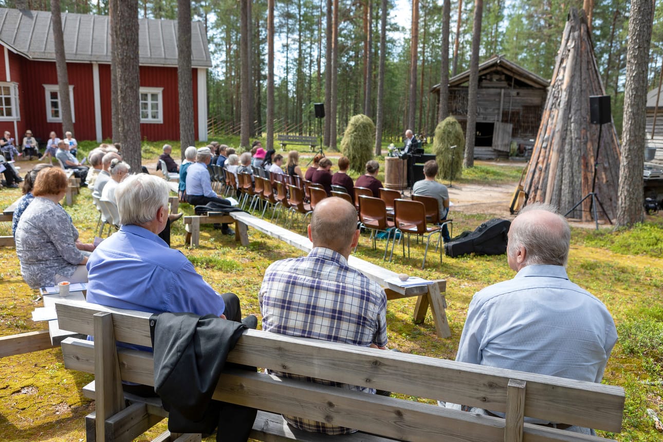 Tämänvuotiseen Kotiseutuviikon pääjuhlaan olisi enemmänkin porukkaa mukaan mahtunut. Osallistujia verotti ehkä viikonloppuna ympäri pitäjää järjestetyt tapahtumat.