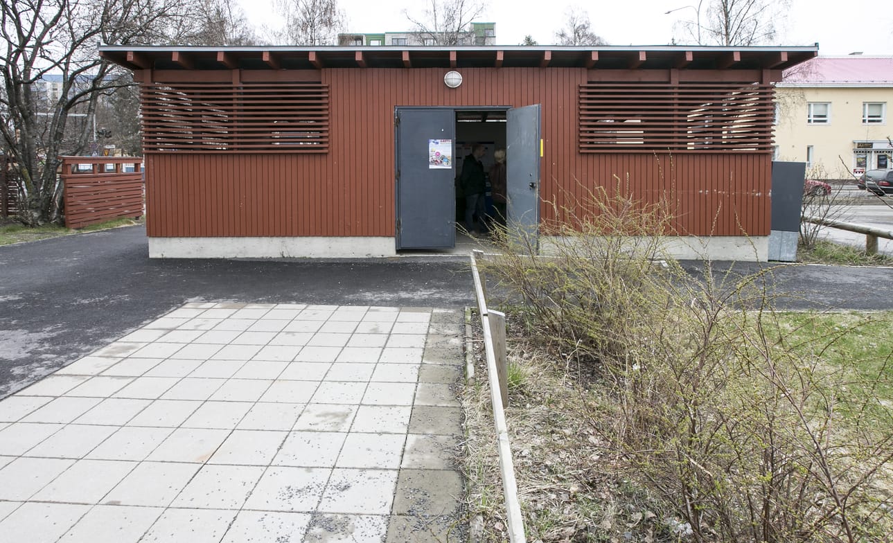 Lukitut ja katetut jäteasemat vähentävät ja rauhoittavat taloyhtiöiden jätteenkeräykseen liittyviä ongelmia.