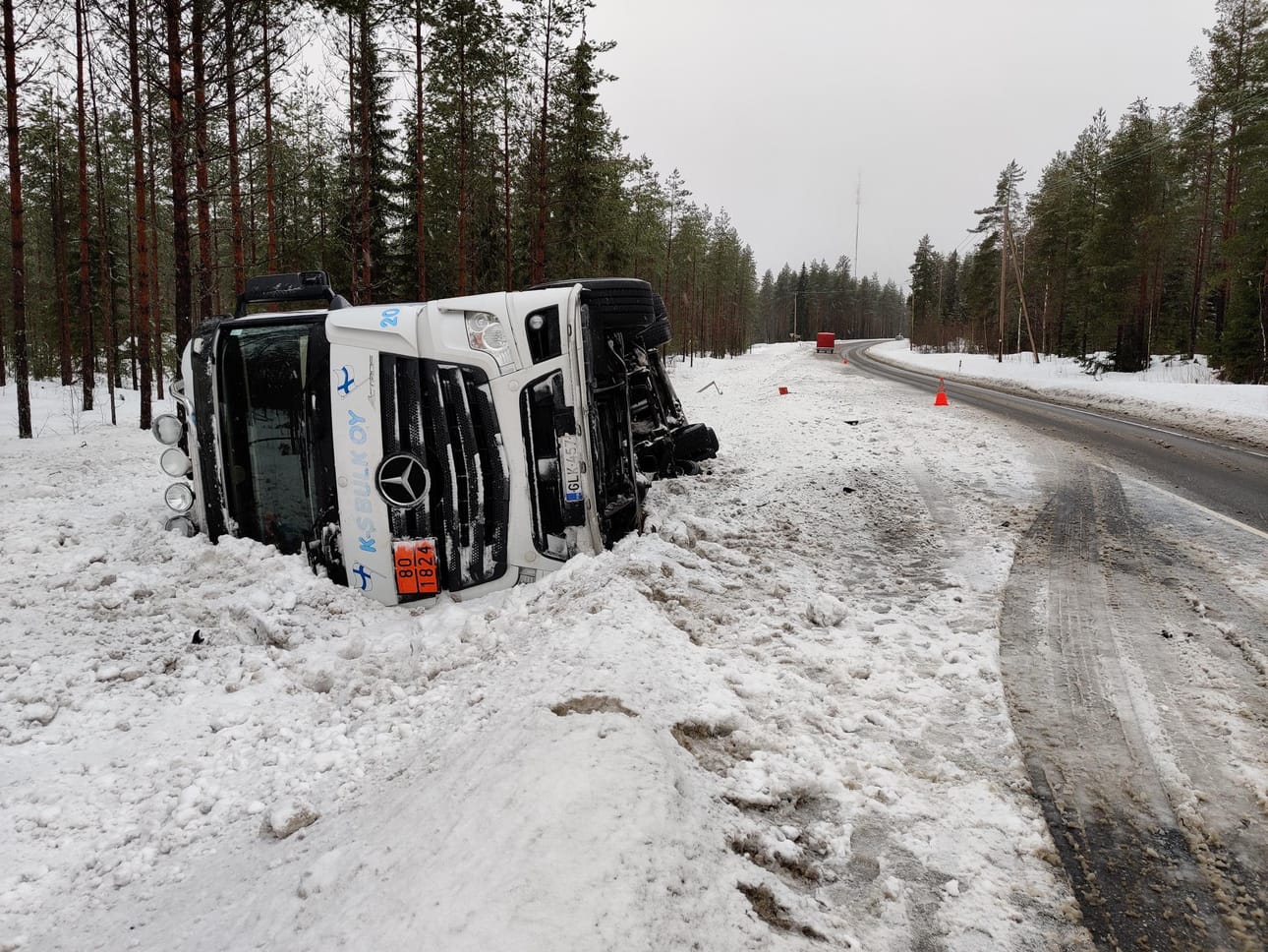 Linja-auto ja henkilöauto kolaroivat maanantaina Seinäjoella.
