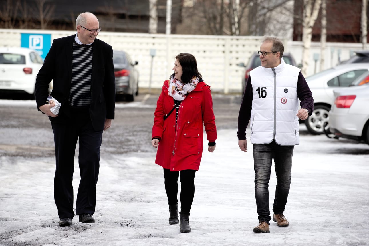 Eero Heinäluoma, SDP:n Oulun piirin toiminnanjohtaja Sanna Husa ja kansanedustajaehdokas Marko Salmela astelivat hymyssä suin vaalitilaisuuteen Raahen Tapahtumatalolle.