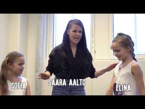 Saara Aalto flossaa kahden pikkutytön opastuksella - katso kuinka kävi