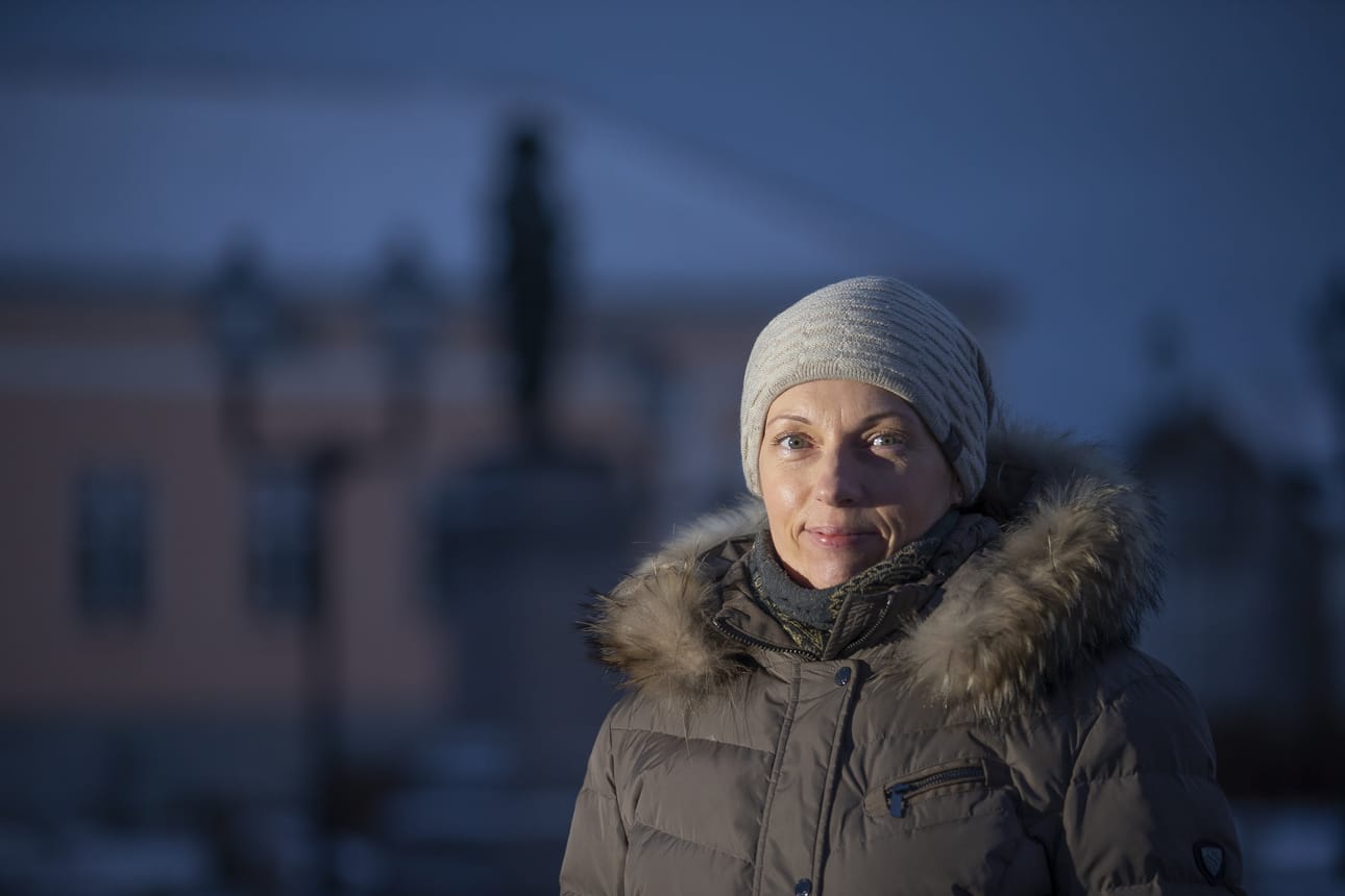 Raahen historia lävistää Niina Korpelan arjen vähintään kahdella tavalla: hänen työpaikkansa Langin Kauppahuone sijaitsee historiallisella Pekkatorilla ja itse Langin talon historia ja sen asukkaat ovat Niinalle jatkuva innostuksen aihe.