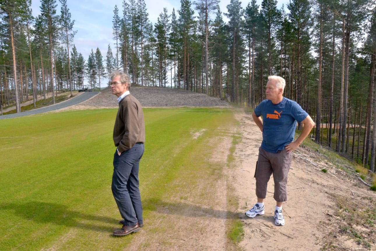 Haapavetinen Harri Suokas (oik. ) katseli Petäjälammen kenttää ja vaihtoi samalla muutaman sanan Kuusamo Golfin toimitusjohtajan Kyösti Salmirinteen kanssa.