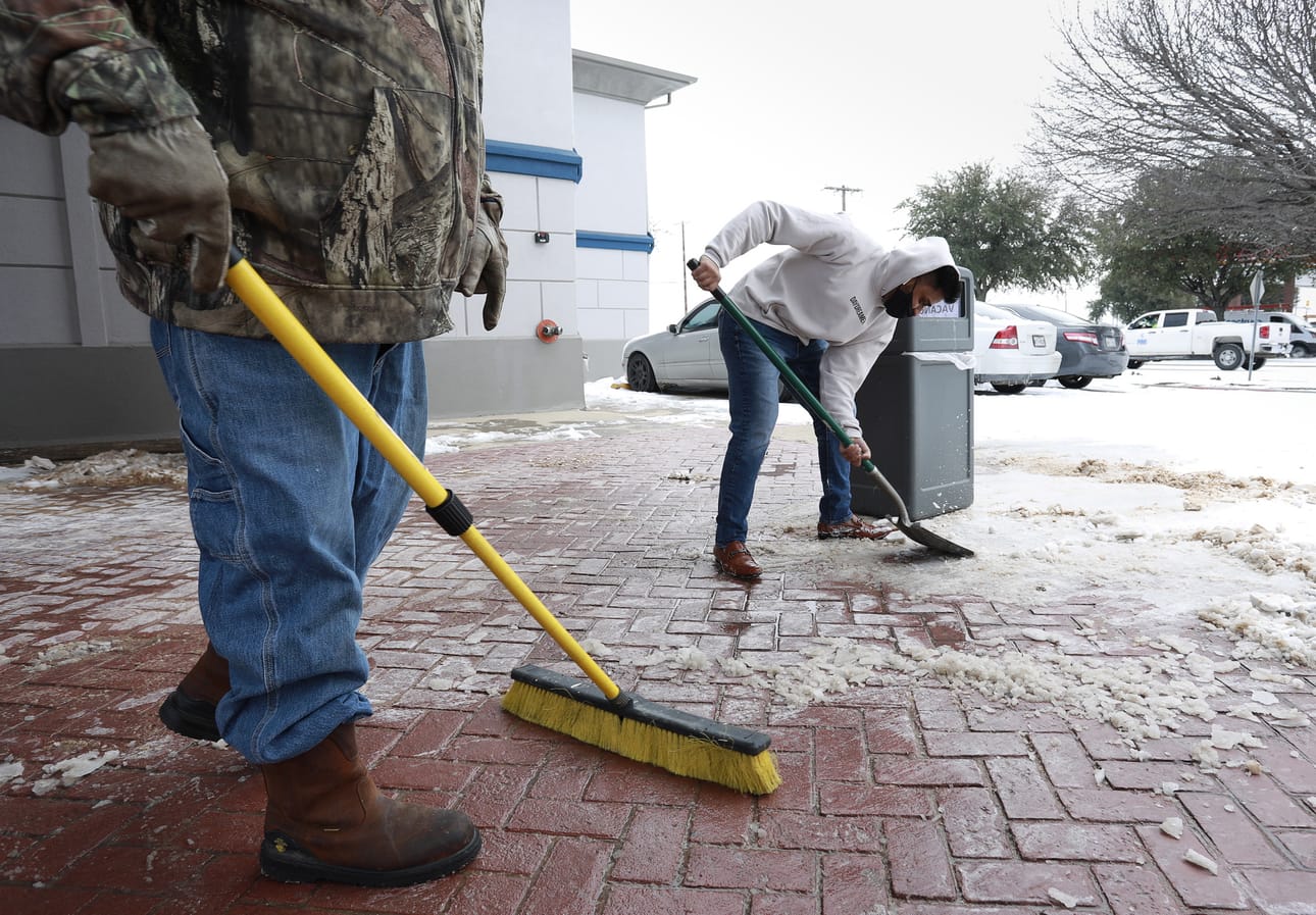 Sam Patel ja Mike Bollin puhdistavat lunta pois hotelli SureStay Plus:n edustalta Texasin Benbrookissa. Hotelli on täynnä asiakkaita, joilla ei ole kodeissaan sähköjä. Monessa kodissa lämmitys on riippuvainen sähköistä.