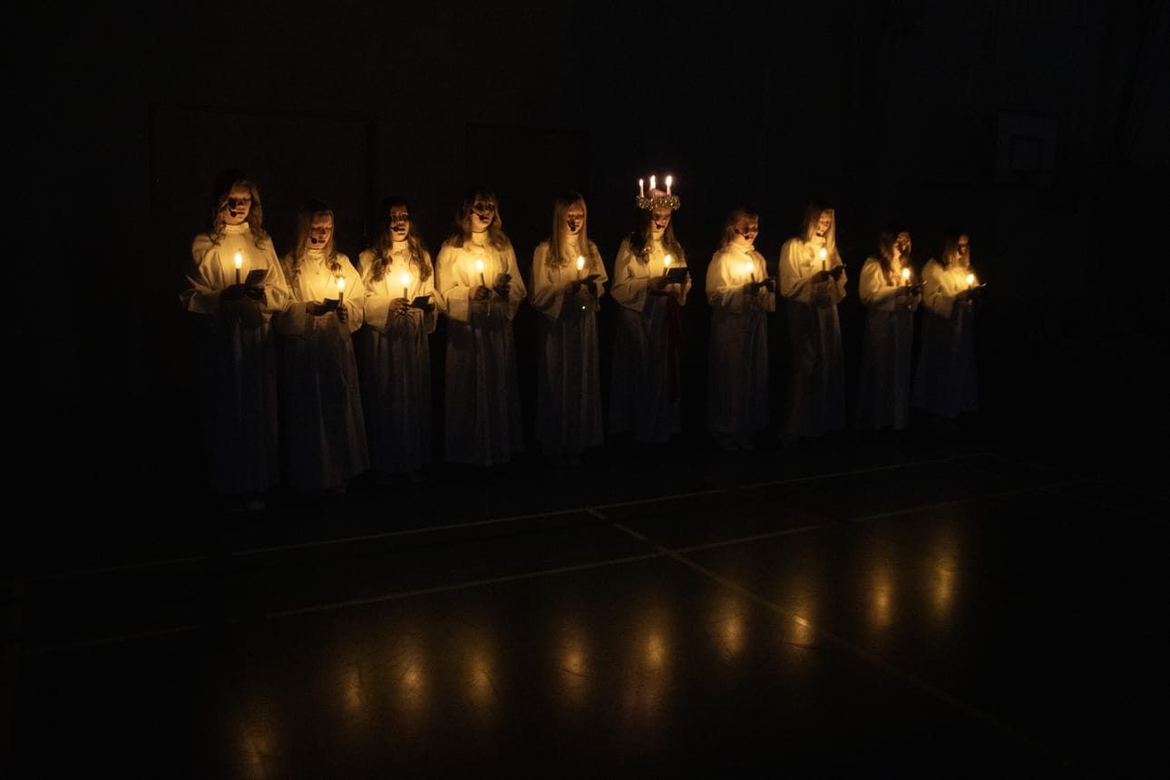 Pyhännän koulun Lucia-kulkueessa mukana olivat Hinni Haataja, Alana Sydänmetsä, Lumia Sydänmetsä, Pihla Aitto-oja, Iita Koskelo, Venla Ikola, Elna Tahkola, Edla Kivioja, Elli Hakala, Meea Seitajärvi.