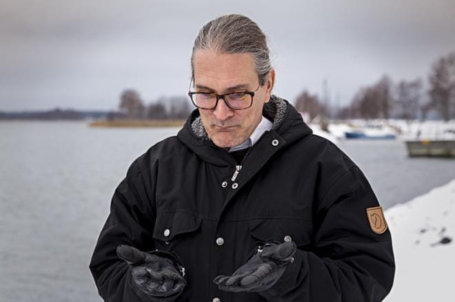 Filosofian professori Tommi Lehtonen pohtii, miksi meillä on taipumus hukata pieniä mukana kannettavia käyttöesineitä, kuten hanskoja. KUVAT: PAULA KASKIMAA