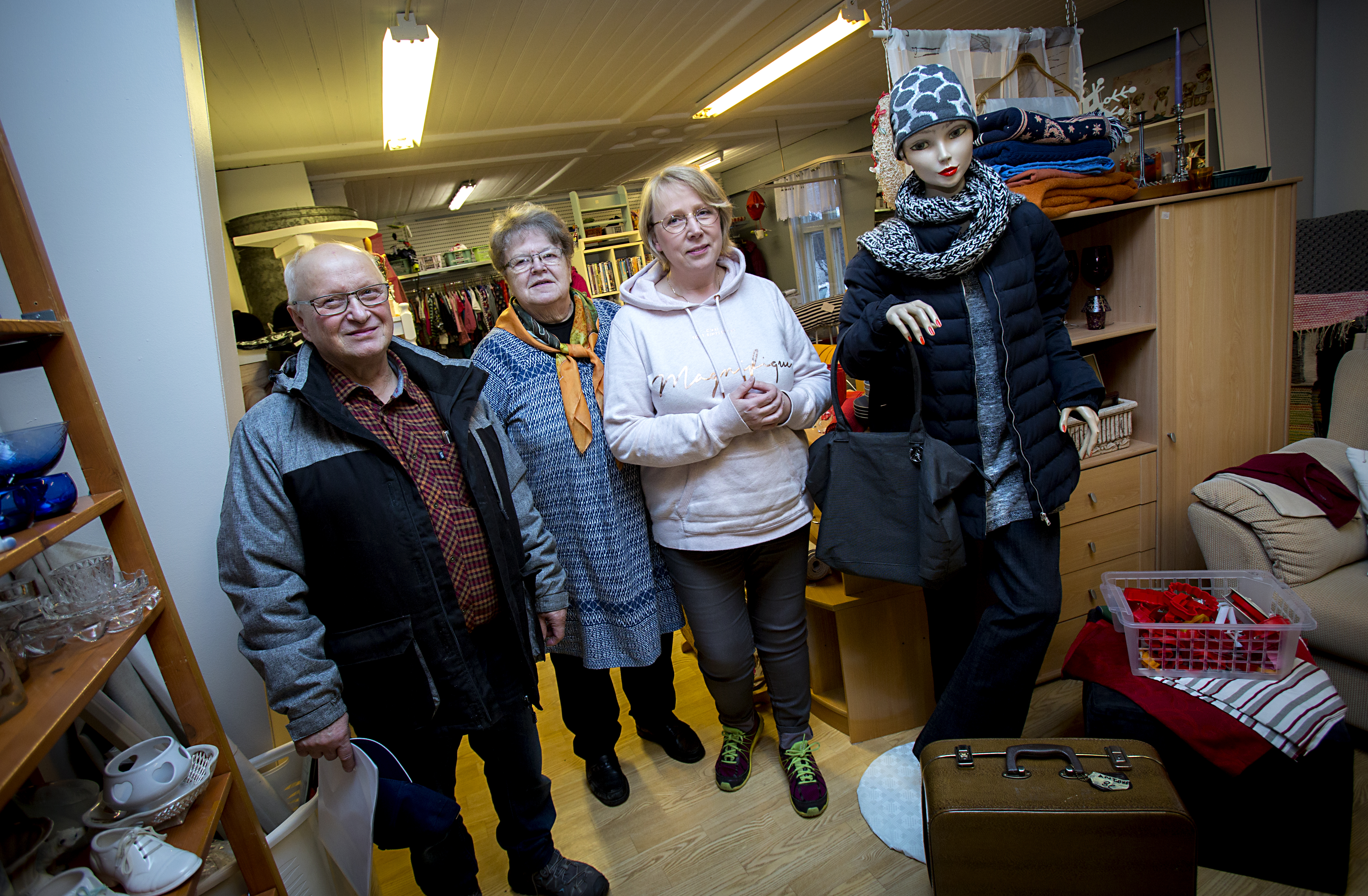 Taisto Voutilainen, Seija Greus ja Anne Malmi ovat osa niistä monista, jotka ovat osallistuneet Lähikirppiksen muodonmuutokseen. Poissa on helluntaiseurakunnan Lähetystorin tukkoisuus, ja aurinko valostaa tiloja vanhan kirjanpainajantalon ikkunoista sisään paistaessaan.
