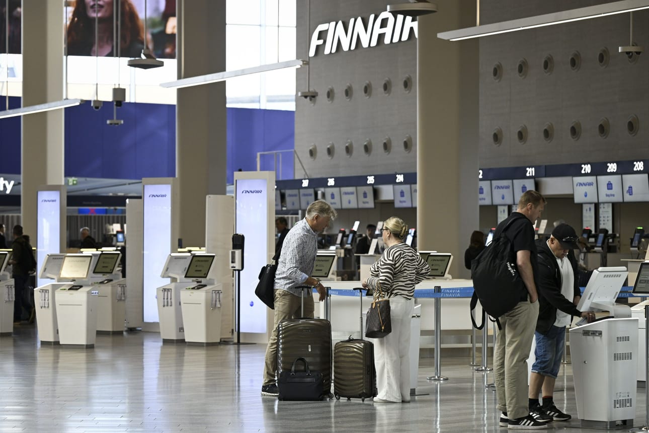 Lentoliikenteen palvelujen uudesta työehtosopimuksesta on neuvoteltu tuloksetta jo kuukausia. LEHTIKUVA / Emmi Korhonen