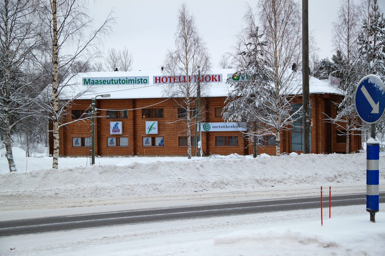 Pudasjärven kiinteistöyhtiö Hirsikunnaan talossa on toiminut Hotelli Iijoki sekä toimistotiloissa maa- ja metsätalouden keskittymä. Osa työntekijöistä on ollut evakossa sisäilmaongelmien takia.