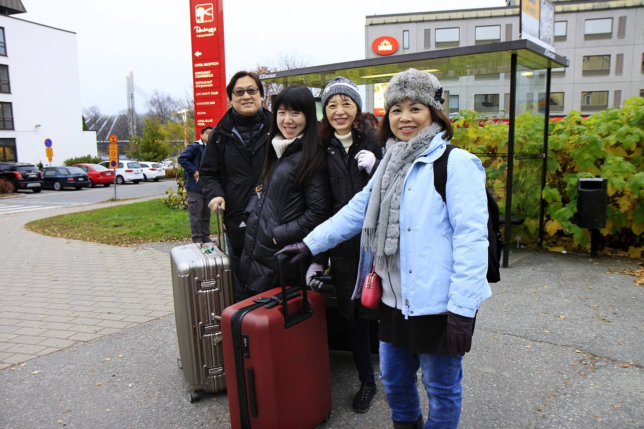 Revontulten takia Rovaniemelle. Ryhmä hongkongilaisia turisteja odotteli tiistaina Napapiirin bussia keskustassa. He kertoivat tulleensa Rovaniemelle vain yhdeksi yöksi nähdäkseen revontulet. Meillä oli huono tuuri, sillä niitä ei näkynyt. Katuvalojen sammuttaminen on hyvä idea! Olemme lukeneet Islannin tempauksesta. Mutta koko keskustaa ei saa pimentää, sillä haluamme toki nähdä muutakin, iloiset matkaajat sanoivat.