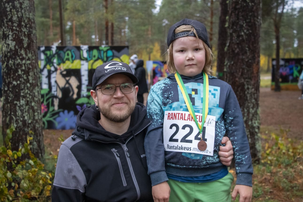 Joni Tuomiranta kannustaa poikaansa Veikko Tuomirantaa juoksuharrastuksen pariin.