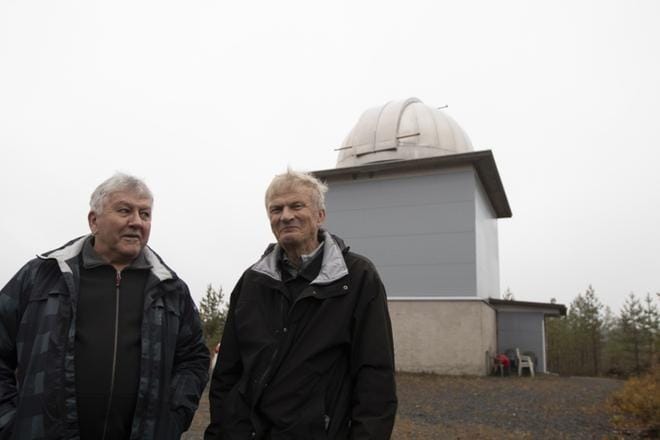 Lakeuden Ursan tähtiharrastajat Erkki Hautala (vas.) ja Erkki Tervola tulivat kertomaan yleisölle observatoriosta. KUVAT: JARI KARJANMAA