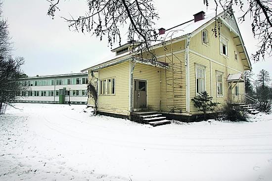 Niemen talon sisäosat on jo purettu hirsirunkoa myöten.