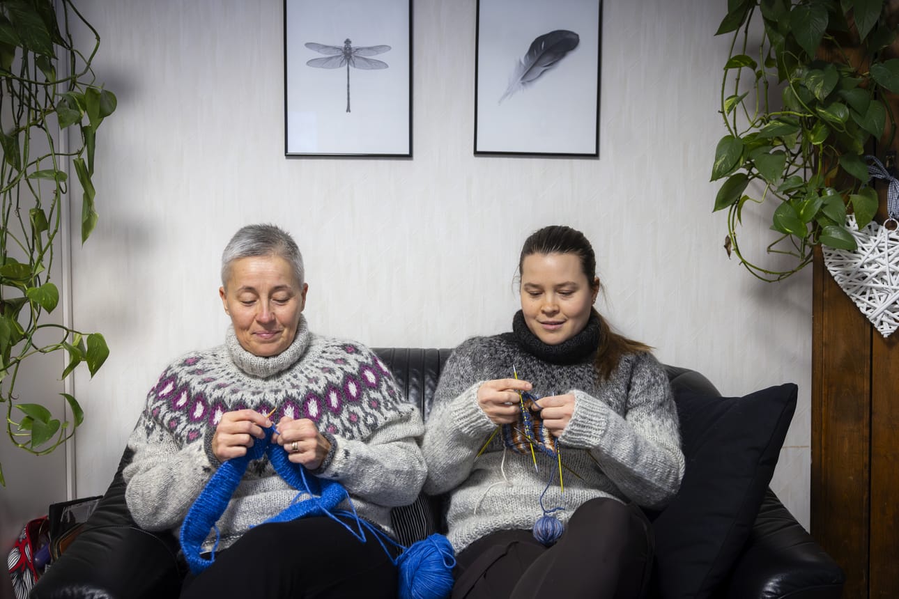 Into käsitöiden tekemiseen kulkee suvussa. Johanna Kujanpää (vas.) sai mallia äidiltään ja isoäidiltään, Jenna Risku (oik.) taas äidiltään Johannalta ja isoäidiltään.