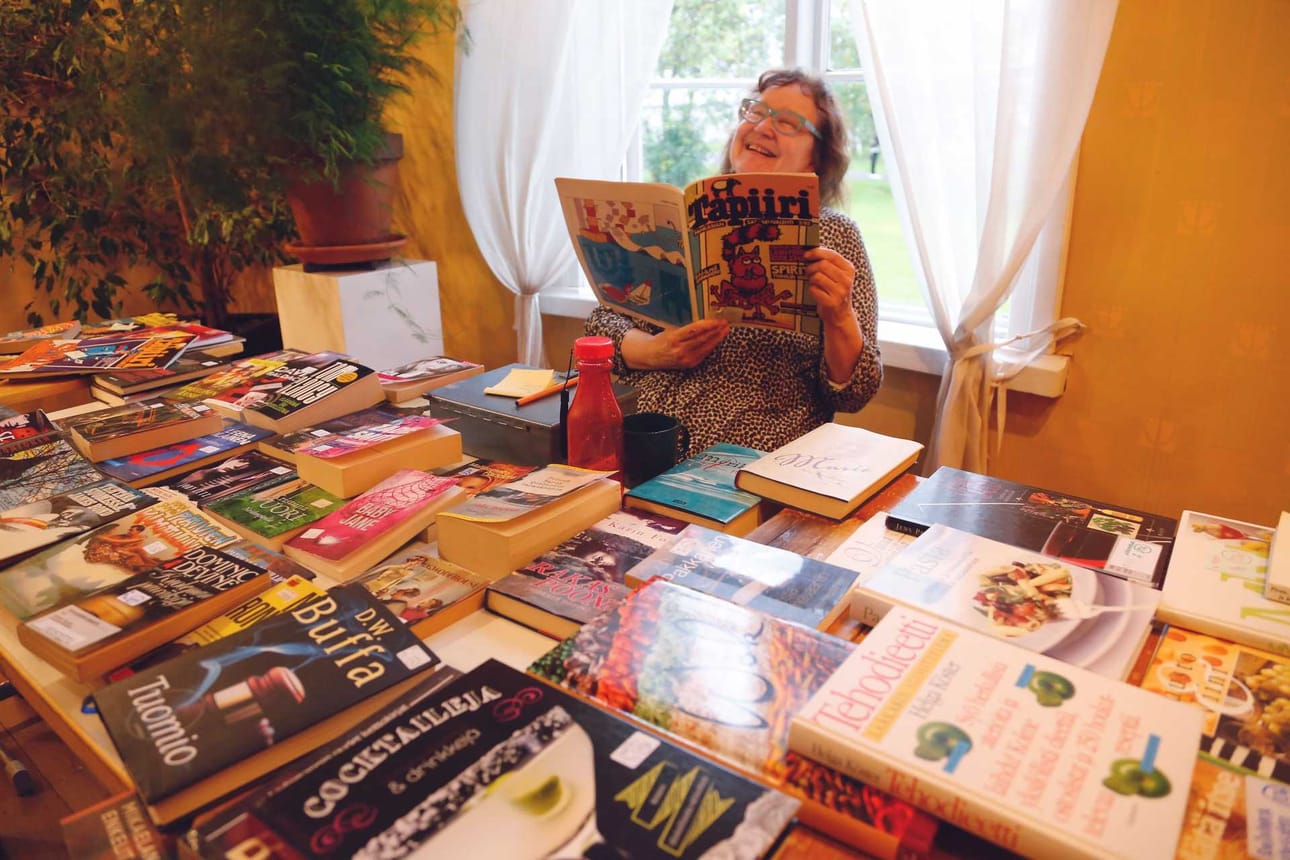 Tarja Intonen aikoi istua kirjamyyntipöytänsä äärellä iltakuudesta puolille öin. - Kyllähän täällä viihtyy. Minulla on eväät ja Eija Turunen tarjoaa kahvit ja bisketit.