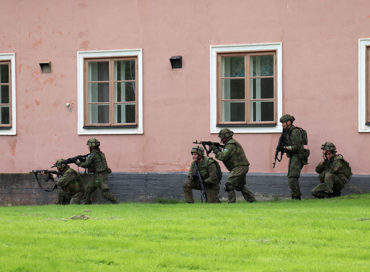Tässä ei ole vihreitä miehiä Krimillä vaan Kauhavan entisellä varuskunta-alueella syksyn suuressa HELA-harjoituksessa. MPK:n Taistelu rakennetulla alueella -kurssi vaatii urbaanin ympäristön. Tehtävänä on vallata ja tarkastaa rakennus.