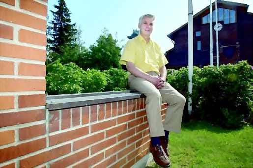 Virasto kiinni . Oulunsalon kunnanvirasto on kiinni, mutta kunnanjohtaja Tuomo Räihä on silti töissä. Heinäkuun hiljaisina hetkinä on aikaa hoitaa rästiin jääneitä tehtäviä.