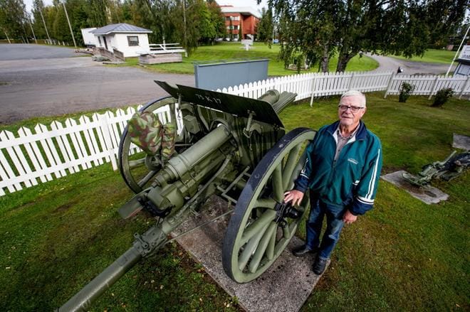 Aallon patteriston perinnetoimikunnan puheenjohtaja Pentti Alanko seisoo perinnetalon pihapiirissä 75 millin kevyen kanuunan vieressä Ilmajoella. Alkuperältään yhdysvaltalainen 75 K 17 oli kalusto, jolla patteristo (III/KTR 10) lähti Ilmajoelta jatkosotaan. KUVA: JAAKKO ELENIUS
