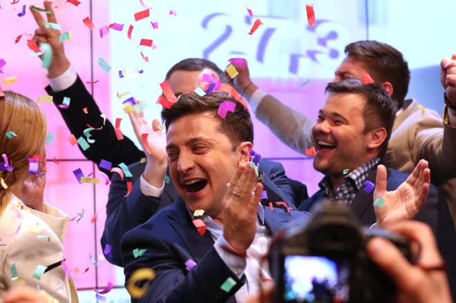 Volodymyr Zelenskyi on ukrainalaisten äänestäjien uusi sankari. Politiikan tulokas juhli sunnuntai-iltana ylivoimaista voittoaan presidentinvaalien toisella kierroksella. KUVA: Tatyana Zenkovich / EPA