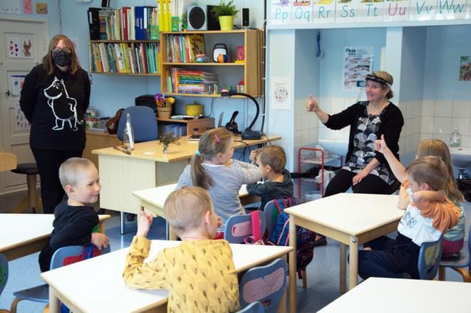 Sulkavan koulun oppilaat pääsivät peukuttamaan tekstejä, jotka ovat heille mieluisia. KUVAT: KAROLIINA SYRJÄ