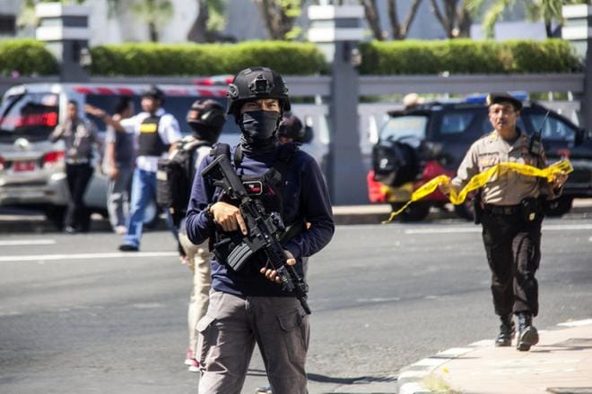 Indonesialainen poliisi turvaa aluetta, jonne viisihenkinen perhe teki terrori-iskun maanantaina. KUVA: FULLY HANDOKO/ EPA