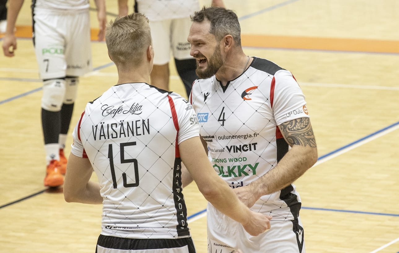 Konkari Juha Aho (4) juhlii yhdessä Markus Väisäsen kanssa.