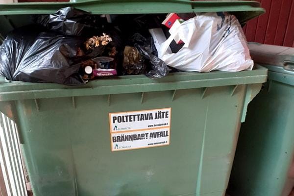 Metsälän koulun roskakorissa on rotille syötävää. KUVA: TAISTO HART