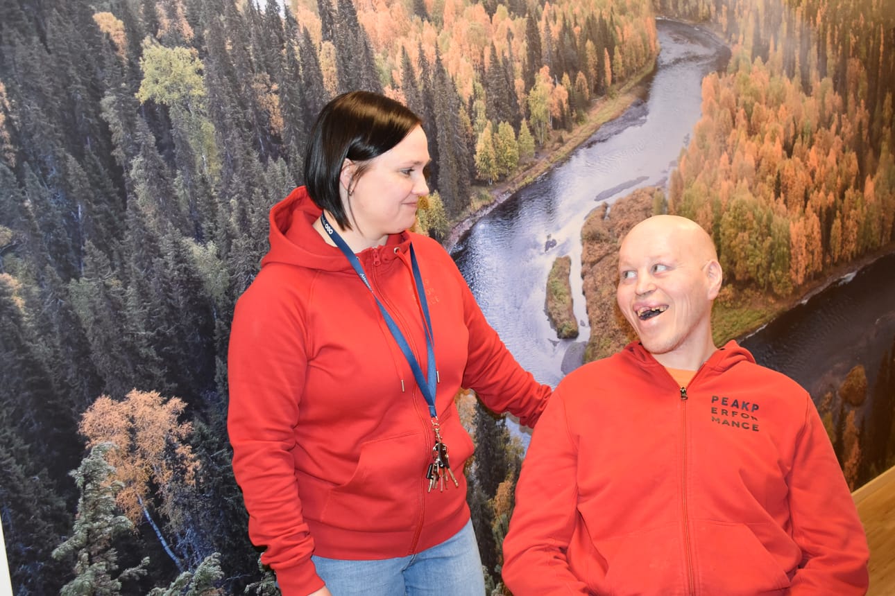 Mikko Virrankari on tyytyväinen uuteen kotiinsa. Oulanka -nimisen hoivakodin johtaja Tanja Kouri iloitsee uusista tiloista.