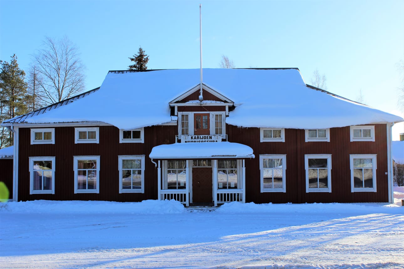 Yksi elinvoimaisuuden keskipiste on Karijoen nuorisoseura, joka on rakennettu vuonna 1903.