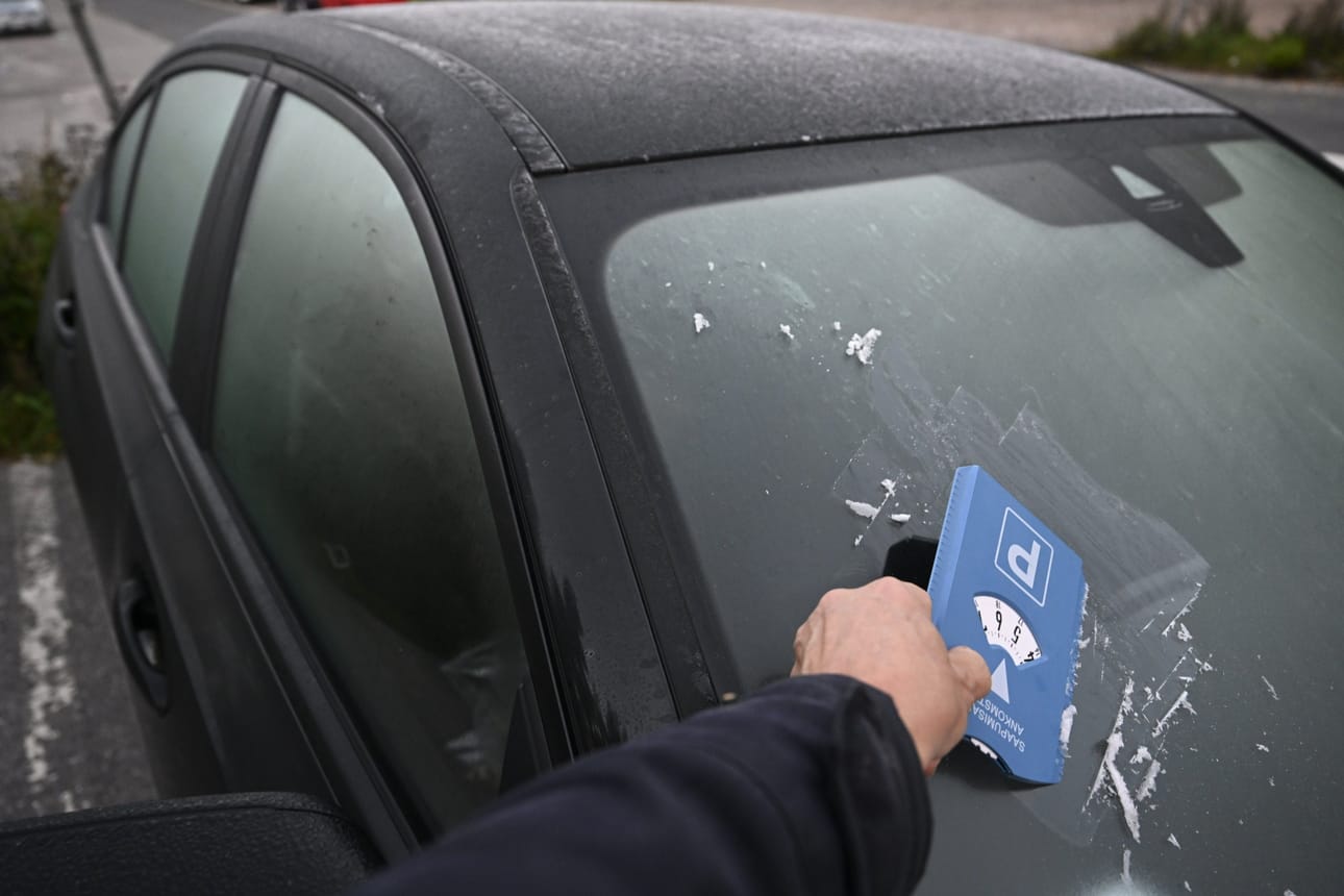 Viime yönä lämpömittarit painuivat monin paikoin pakkaselle tai ainakin nollan tuntumaan. Kuvassa puhdistetaan auton tuulilasia Espoon Suvelassa. LEHTIKUVA / Heikki Saukkomaa