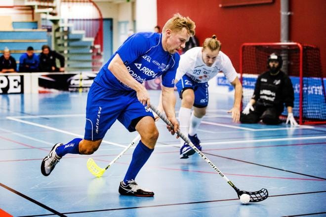 Jymyn Ville Rynnäs tunnetaan tuuletuksistaan, jotka kaikki katsojat varmasti huomaavat, jos hän onnistuu. Rynnäs puhuu mustasta hetkestä, jossa tunne lähtee viemään miestä. Rynnäs haluaa näyttää, että hän on tosissaan. Tällöin muiden on vaikea lipsua pelaamisesta. KUVA: KRISTA LUOMA/ARKISTO