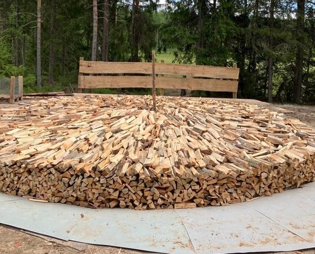 Perinteiseen malliin: Alakyläläisten tervahaudassa on puuta yli 25 kuutiota. Hauta syttyy lauantaina.