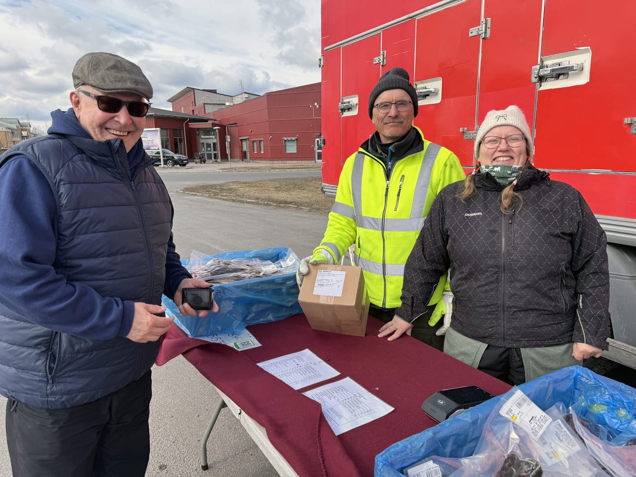 Poron lihaa tuodaan rekalla myyntiin Haaparannalle ja ostajia riittää joka kuukausi. Eliassonin rekalla Nils-Petter ja Katarina Labba laskevat lihan hinnasta pois veroalennukset, josta soppalihaa ostanut Markku Kumpula oli tyytyväinen.