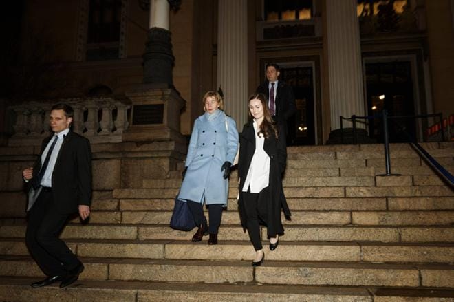 Oikeusministeri Anna-Maja Henriksson ja pääministeri Sanna Marin poistuvat Säätytalolta vasta myöhään keskiviikkoiltana. Hallitus oli Säätytalossa neuvottelemassa Uudenmaan liikkumisrajoitusten mahdollisesta päättämisestä tai jatkamisesta. Aiheesta on tiedotustilaisuus tänään. Kuva: Lehtikuva / Roni Rekomaa