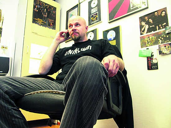 Timo Kaunisvesi on Popgeen keikkamyyjä. Sony BMG:n ostamalla ohjelmatoimistolla on Espoon pääpaikan lisäksi konttori Ylivieskassa, jossa Kaunisvesi kauppaa muun muassa Uniklubia.