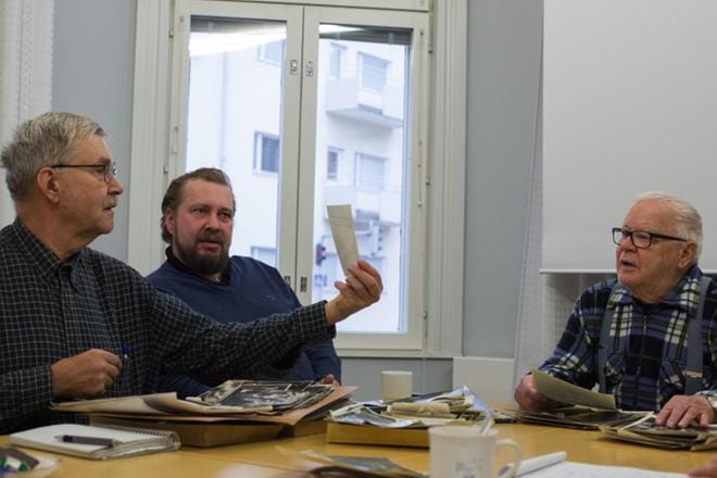 – Katsopas tätäkin, näyttää Seppo Nurmi Otto Ojalaiselle ja Raimo Arolle. Lauri Huhtalan kuvien laatu ja taso hämmästyttävät.