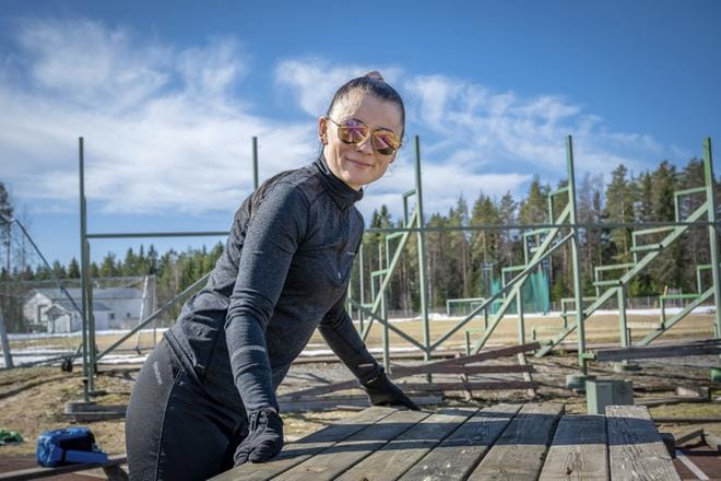 Sisun talkoissa Heidi Huvila pinosi puretuista katsomorakenteista kertynyttä puutavaraa. KUVAT: AARRE LÖYTÖMÄKI