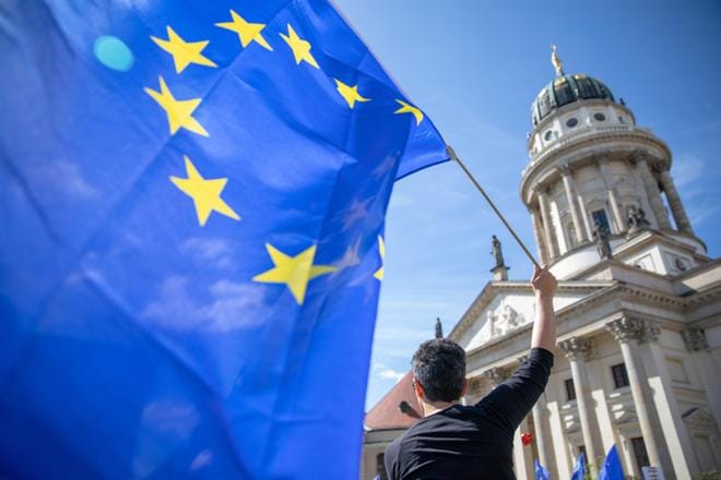 Eurokriittisille puolueille eurovaaleissa ennustettu menestys on saanut myös EU:n tukijat liikkeelle. Saksassa osoitettiin mieltä EU:n puolesta viikonloppuna. KUVA: Omer Messinger/EPA
