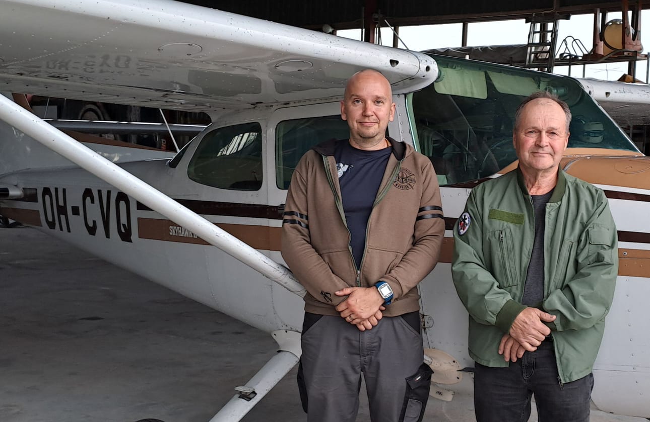Ilmasotakoulun Lentokerhon nelipaikkainen Cessna on yli 600 tuntia lentäneiden hammaslääkäri Esa Mattilan ja rakennusurakoitsija Erkki Virrankosken vakaissa käsissä pelastus- ja palolennoilla.
