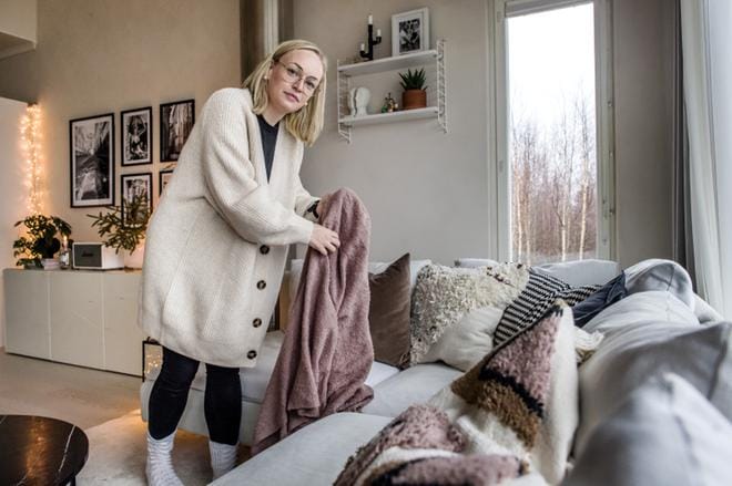 Hanna Koskelan hyggetyyliin kuuluvat olennaisena osana kynttilät, tunnelmavalot ja lyhdyt. Lyhdyn ei tarvitse olla kallein mahdollinen tai tiettyä designia. Myös tyynyjä ja vilttejä löytyy monesta eri hintaluokasta. KUVA: Markku Jokela