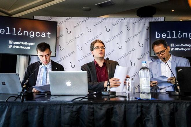 Journalistiverkosto Bellingcatin perustanut Eliot Higgins (keskellä) aloitti Syyrian sodan tutkimisen luppoajalla jäätyään työttömäksi. Itseoppinut brittibloggari on kotikoneeltaan tehnyt monia kansainvälistä politiikkaa ravistelleita paljastuksia. Hän ei ollut käynyt koskaan Syyriassa. Bellingcat julkaisi viime perjantaina Hollannissa MH17:n alasampumisesta epäillyn venäläisupseerin nimen. KUVA: REMKO DE WAAL