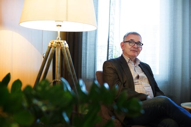 Vaasan kaupungin sote-lautakunnan puheenjohtaja Thomas Öhman kävi vastikään läpi syövän. Nyt hän on innoissaan, koska on päässyt vertaistukihenkilöksi. KUVA: MINNA ANTILA