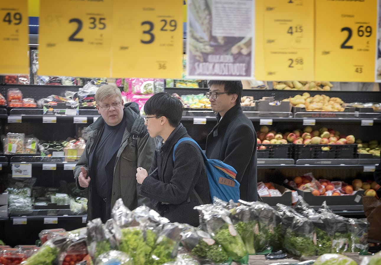 Klaus Känsälä esittelee taiwanilaisille vierailleen Tuiran S-Marketin energiajärjestelmää.