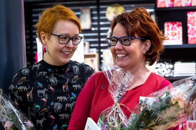 Ehjä Ry:n Kannustavat kokemukset -hankkeen kehittämispäällikkö Mari Karjanlahti oli vaikuttunut siitä, miten nopeasti Sari Männikkö innostui maahanmuuttajanuorten ottamisesta Vaasan Suomalaiseen kirjakauppaan tutustumaan pariksi viikoksi työelämään. KUVA: PAULA KASKIMAA