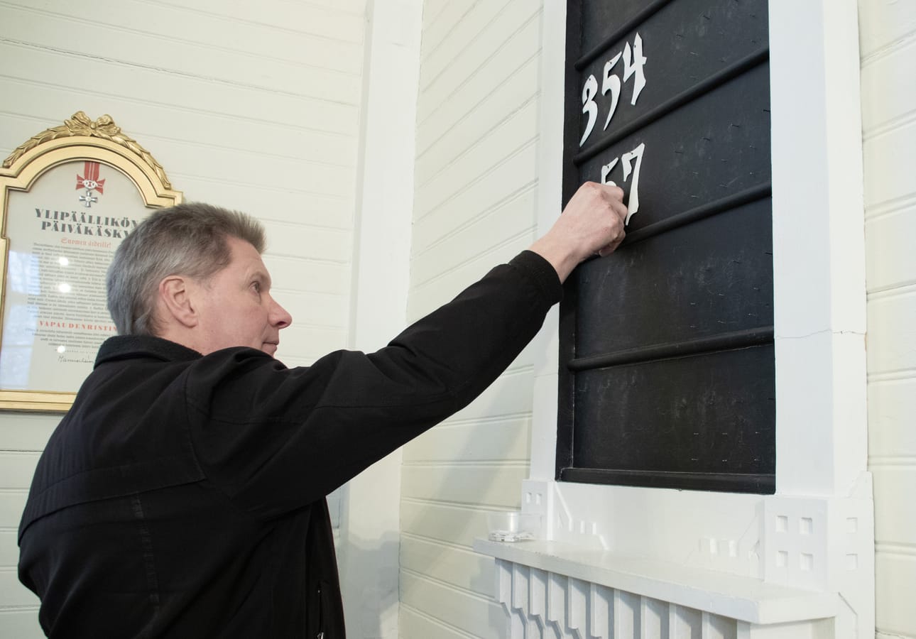 Siikalatvan seurakunnan pitkäaikainen seurakuntamestari Risto Rainevaara on saanut uuden kollegan. Seurakuntamestarin toimenkuva on monipuolinen.