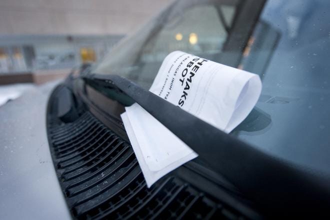Joulupukin apulaisten kannattaa olla tänä vuonna parkkimaksujen kanssa tarkkana, sillä ilmaisia aikoja ei ole. KUVA: JENNI LATVA