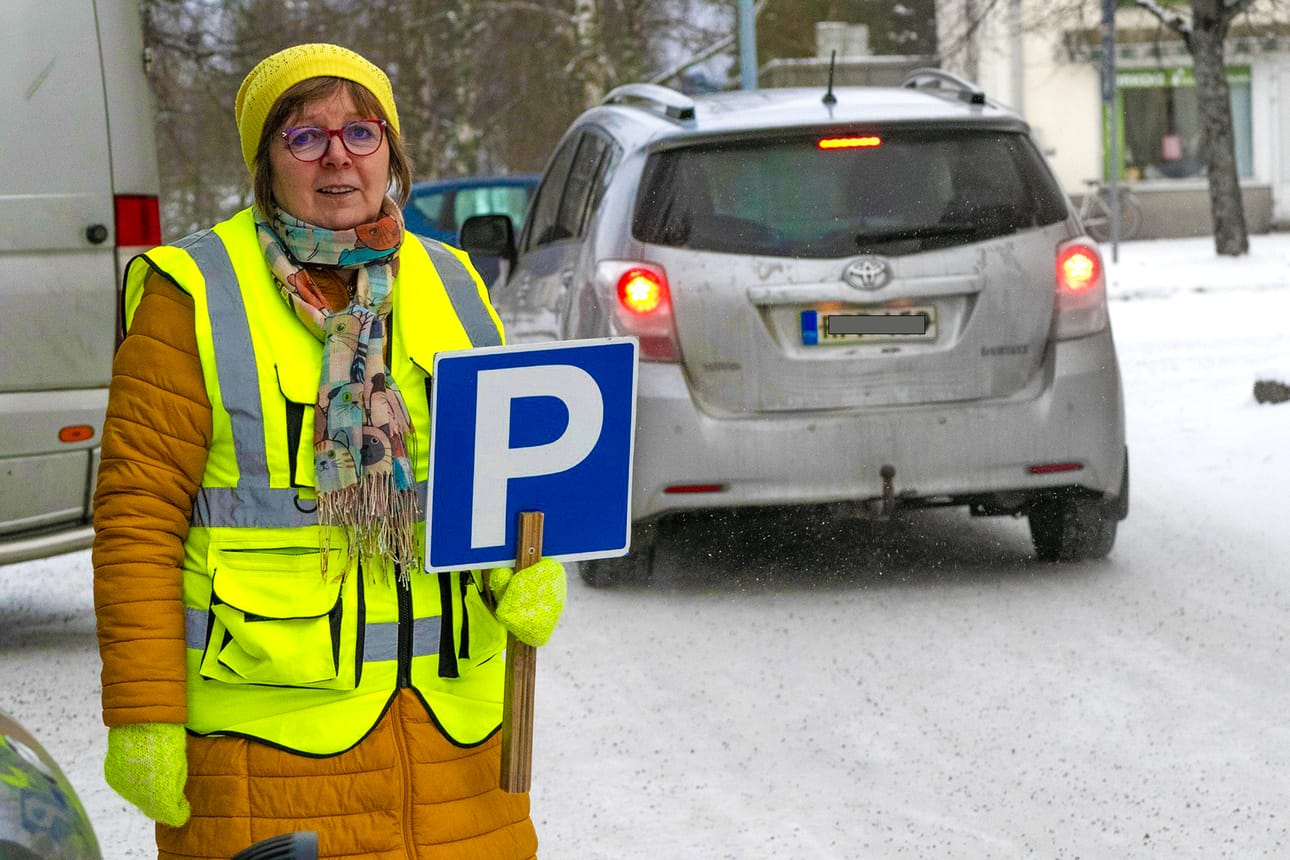 Päivi Lahti-Kuusisto on tuttu näky koripallojoukkue Karhu Basketin peli-iltoina IKH Areenan parkkipaikalla, jossa hän ohjaa liikennettä 4-5 muun vapaaehtoisen kanssa.