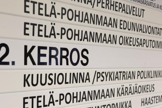 Käräjäoikeuden istuntosali ja haastemies löytyvät ainakin vielä tämän vuoden ajan Alavuden Virastotalosta. KUVA: ELLA NURMI