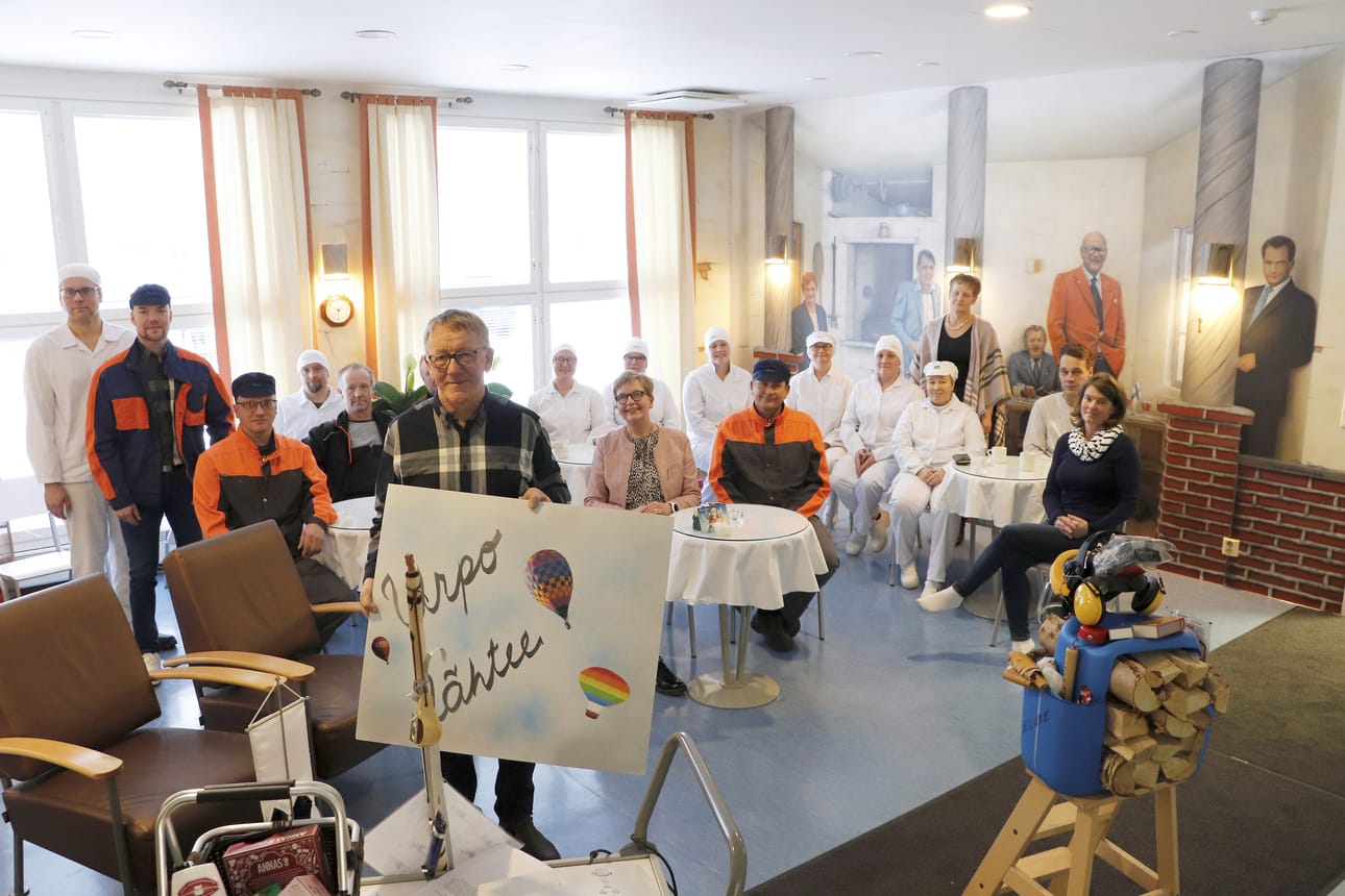 Apetitin pitsatehtaan johtajan läksiäisissä muisteltiin henkilökunnan kesken menneitä ja meinattiin lähettää tuleva eläkevaari kuumailmapallolla taivaallekin, mutta sääolosuhteet estivät. Oikealla toinen läksiäislahja: deluxe-mallin retkeilysetti.